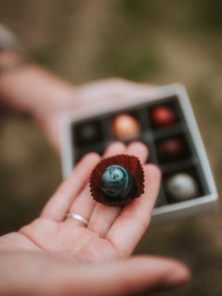 Luxusní krabička plná pralinek 🍬 👉Výběr luxusních pralinek, které kombinují tu nejlepší single origin čokoládu s náplněmi...