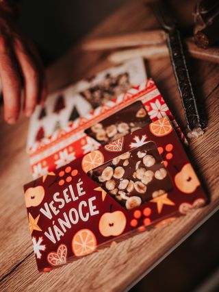 Vůně perníčků, světýlka na stromku a kousek čokolády, který chutná jako Vánoce 🎁🍫 Naše ručně vyráběné tabulky s praženými...