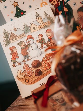 Limitovaná Vánoční kolekce CHOKLID 🍫🎄 Kouzlo svátků v elegantní dárkové krabičce 🎁Obsahuje tabulku hořké čokolády s...