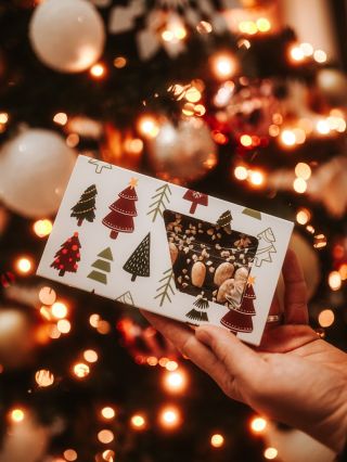 ✨ Vánoční magie v každém soustu ✨ Naše limitovaná vánoční čokoláda přináší harmonii chutí, která vás okamžitě přenese do...